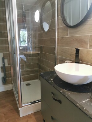 Bathtub, hair dryer, towels, soap - Roz Maria Estate – Manor & Large Gîte for 32, Ideal for Weddings & Seminars (Quintin)