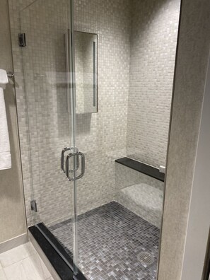Dusche, Whirlpool, Haartrockner, Handtücher