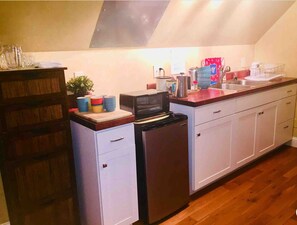 Fridge, oven, stovetop, electric kettle