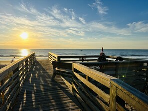 On the beach - Linens, Snacks & Sea Included (Surf City)