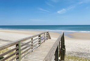 On the beach - Linens, Snacks & Sea Included (Surf City)