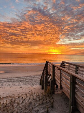 On the beach - Linens, Snacks & Sea Included (Surf City)