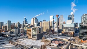 Un paysage urbain avec des gratte-ciel modernes, une tour imposante et une station-service.