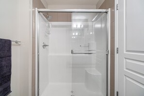 Combined shower/tub, hair dryer, towels, soap - Downtown Condo with Calgary Tower Views (Calgary)