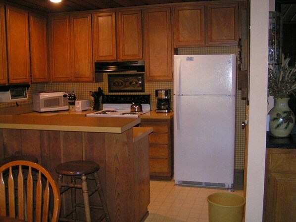 Réfrigérateur, four à micro-ondes, surface de cuisson, lave-vaisselle