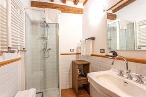Tina con regadera, secadora de cabello, bidet, toallas 