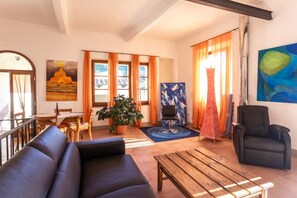 Télévision, cheminée, livres