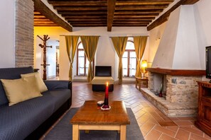 Télévision, cheminée, livres