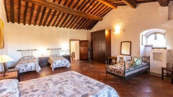 2 Schlafzimmer, BĂŒgeleisen/BĂŒgelbrett, WLAN, BettwĂ€sche