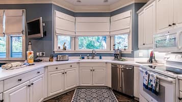 冰箱、微波炉、烤箱、炉灶