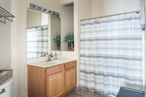 Combined shower/bathtub, hair dryer, soap, toilet paper - UNIQUE 4 bed/4.5 bath condo, free off-street parking, only 1.5 blocks to beach! (Wildwood)
