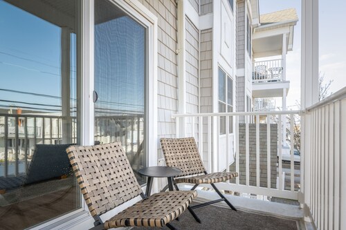 UNIQUE 4 bed/4.5 bath condo, free off-street parking, only 1.5 blocks to beach!