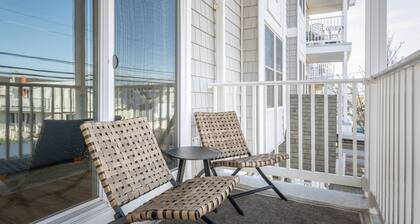 UNIQUE 4 bed/4.5 bath condo, free off-street parking, only 1.5 blocks to beach!