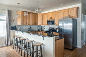 雪櫃、微波爐、焗爐、爐具