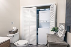 Duschwanne, Haartrockner, Seife, Toilettenpapier