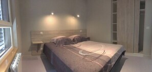 1 slaapkamer, een strijkplank/strijkijzer, wifi, beddengoed