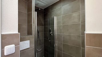 Douche, sĂšche-cheveux, serviettes fournies, savon