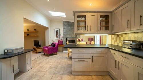 Stylish Family Home Close To City Centre + Parking