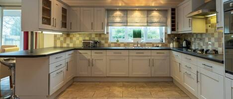 Køleskab, mikrobølgeovn, ovn, kogeplade