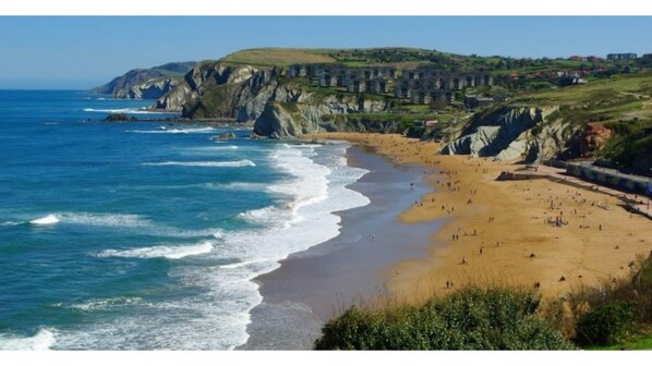 Una spiaggia nelle vicinanze