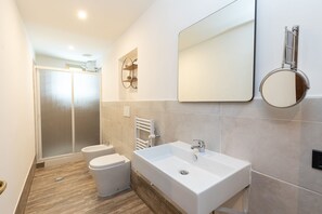 Douche, sèche-cheveux, bidet, serviettes fournies