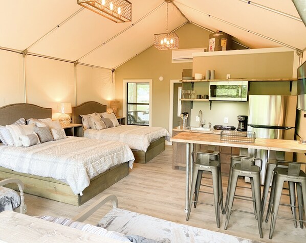 Cabin | Private kitchen | Oven, stovetop, coffee/tea maker, cookware/dishes/utensils - 17 Son's Geronimo - Birdhouse Cabin (Seguin)