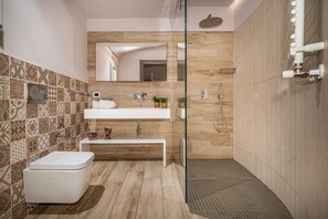 Bruser, hårtørrer, bidet, håndklæder