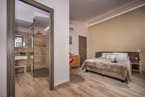 6 bedrooms, desk, free WiFi, bed sheets