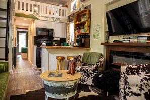 Smart TV, fireplace, video games - Creekside Gem | Hot Tub, Sleeping Porch, Fire Pit (Mentone)