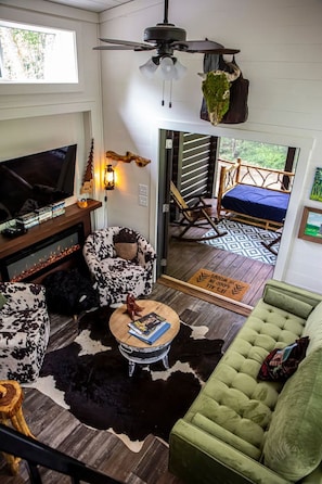 スマートテレビ、暖炉、テレビゲーム