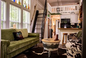 Una Smart TV, una chimenea, videojuegos