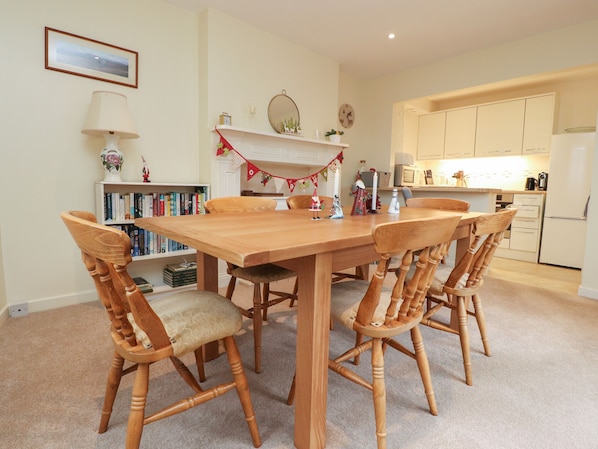 Cottage | Private kitchen | Fridge, microwave, electric kettle, toaster
