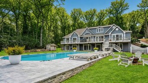 A heated pool - Serene Sag Harbor Retreat with Expansive Private Pool, Perfect for Groups... (Sag harbor)
