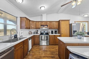 Køleskab, mikrobølgeovn, ovn, kogeplade