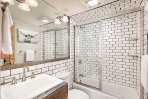 Haartrockner, Handtücher, Shampoo, Toilettenpapier