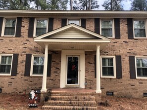 Exterior - Masters Rental - walk to golf course - 4 bedrooms updated (Augusta)