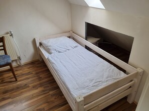 2 makuuhuonetta, silitysrauta/-lauta, ilmainen Wi-Fi, vuodevaatteet