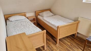 2 Schlafzimmer, BĂŒgeleisen/BĂŒgelbrett, kostenloses WLAN, BettwĂ€sche