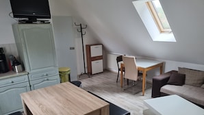 Een knus verblijf met een kitchenette, een eethoek en een zithoek.