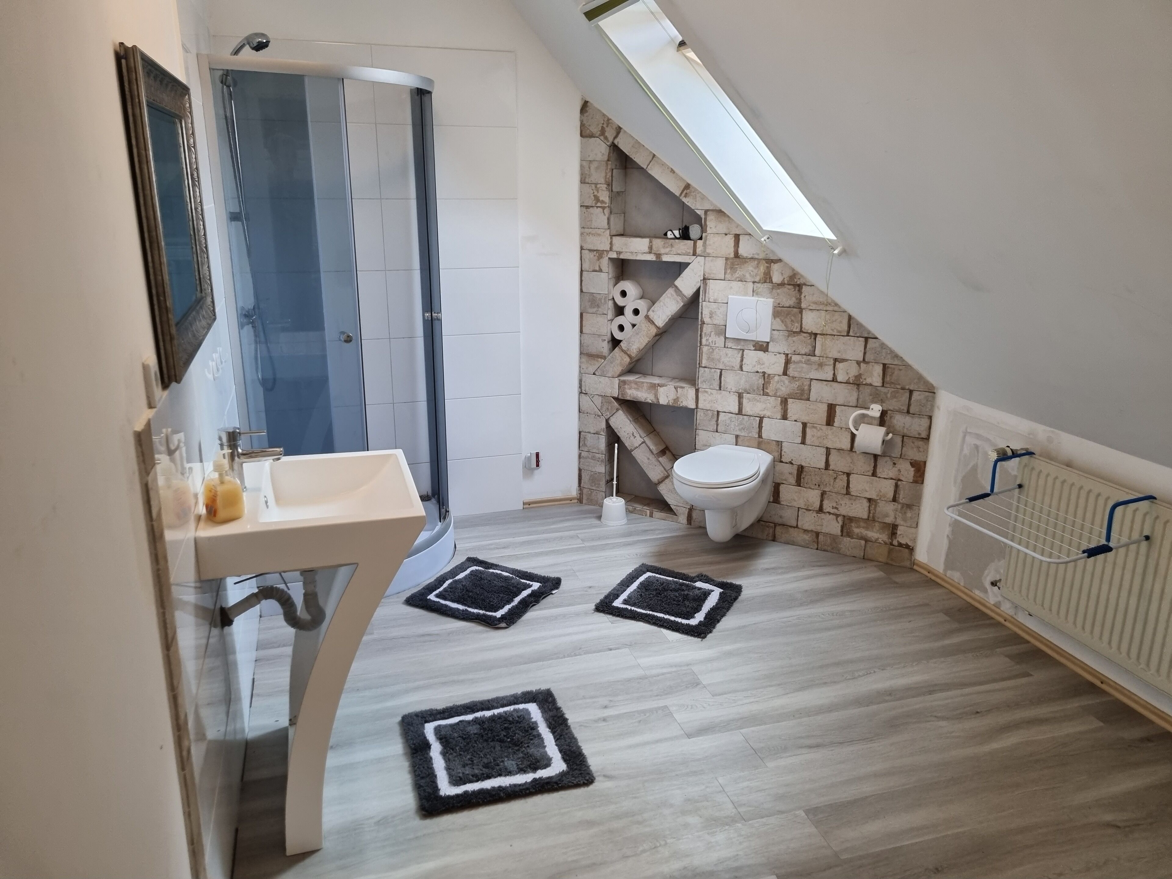 Dusche, Haartrockner, Handtücher, Seife