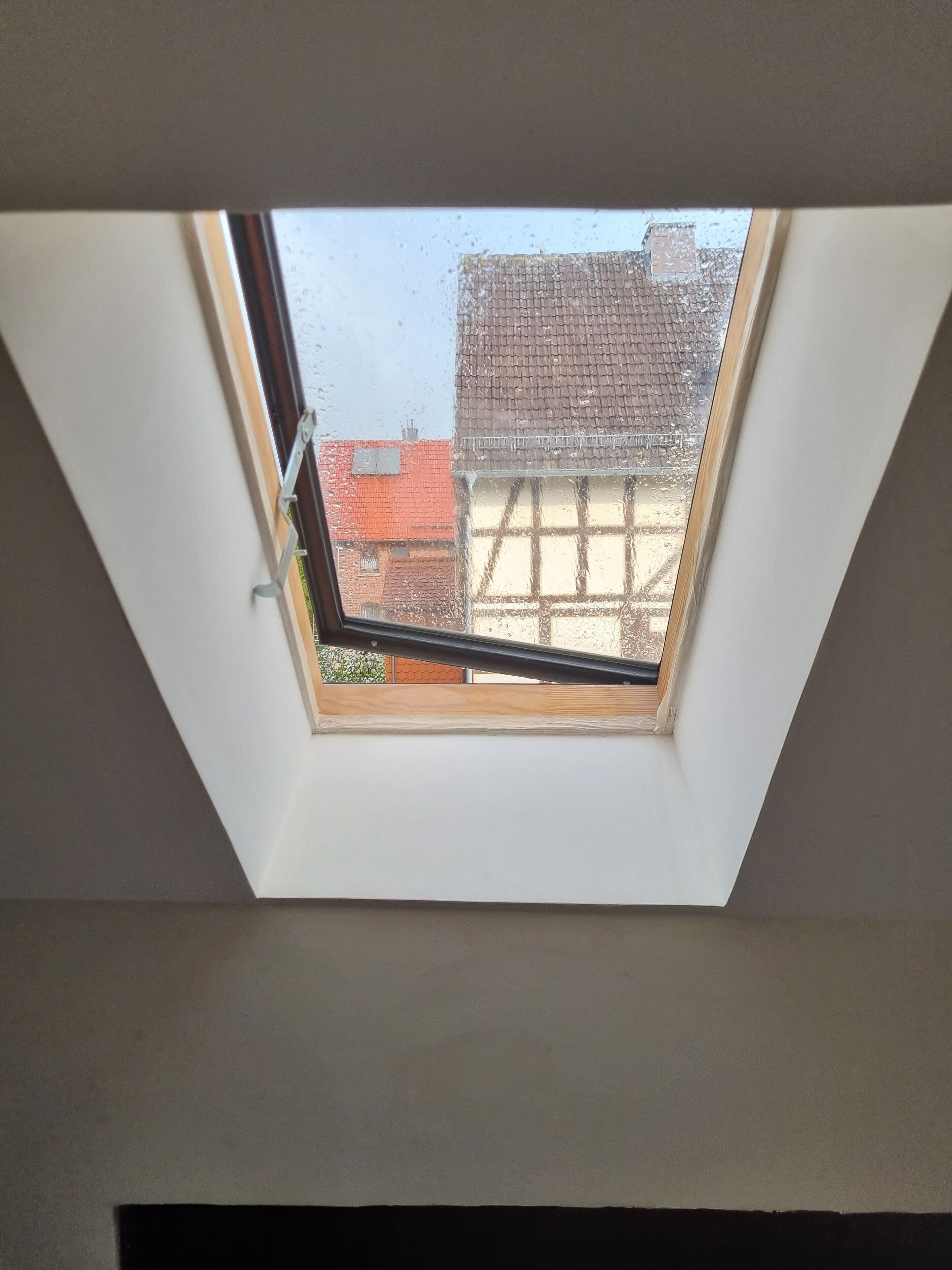 Ein Oberlicht mit Blick auf die Gebäude draußen.