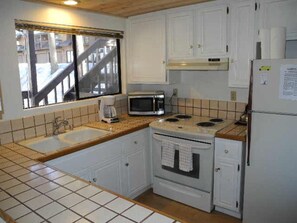 Réfrigérateur, micro-ondes, plaque de cuisson, lave-vaisselle