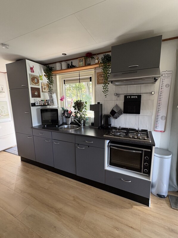 Fridge, oven, coffee/tea maker, electric kettle