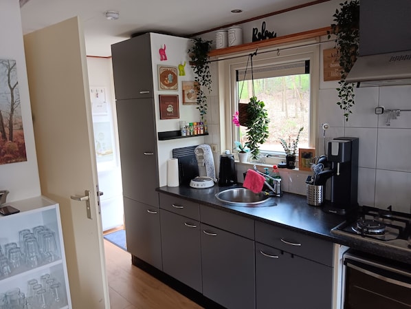 Réfrigérateur, four, plaque de cuisson, cafetière/bouilloire