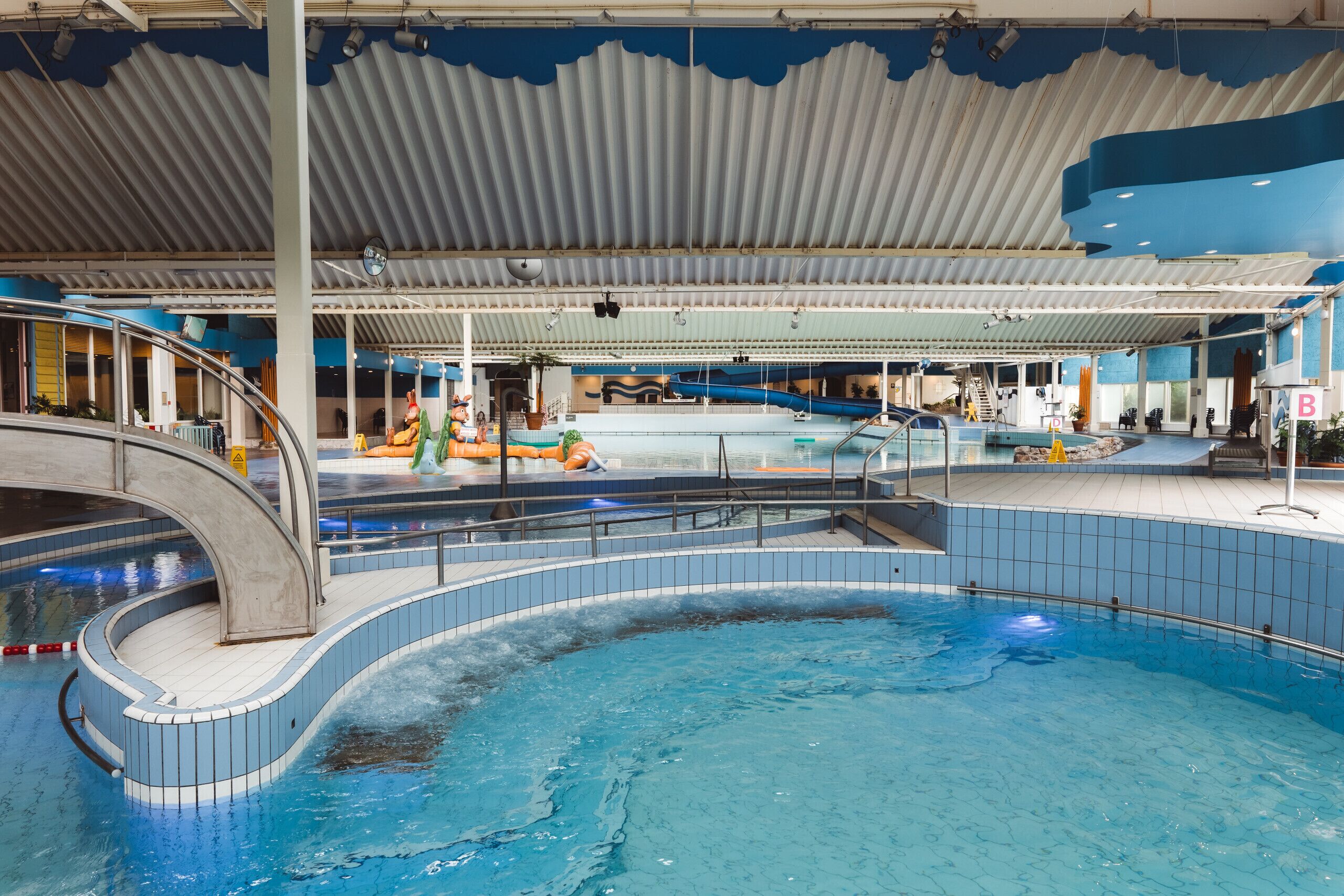 Una piscina cubierta
