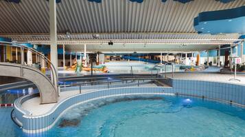 Una piscina cubierta