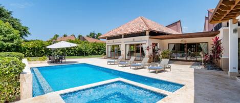 Udendørs pool, parasoller, liggestole