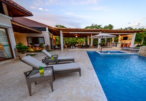 Outdoor pool, pool umbrellas, pool loungers - Luxurious 5-bdr villa at Casa de Campo (La Romana)
