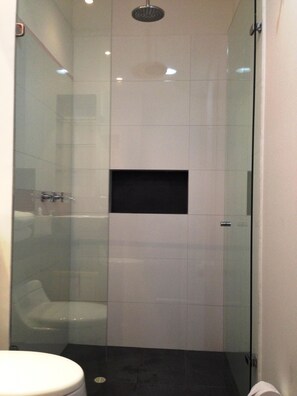 Shower - Modern and comfortable studio apartment. (Bogotá)