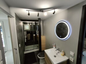 Badewanne, Haartrockner, Handtücher